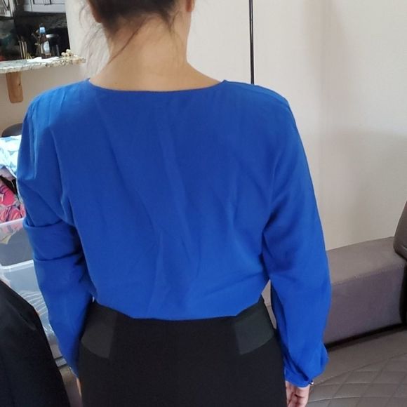 EUC AT Long Sleeve V-Neck w/Cascade Ruffle Detail - Picture 5 of 8